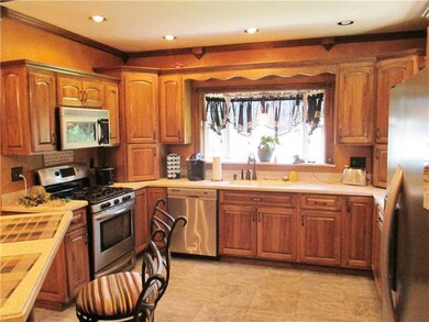 Kitchen. Maple Cabinetry