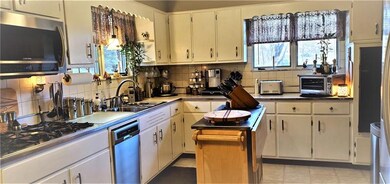 The wall to wall cabinets have ceramic backsplash.