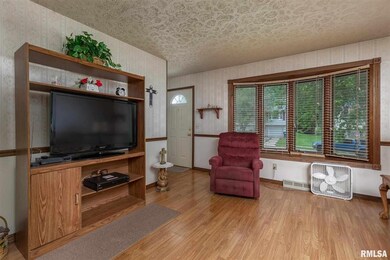 1615 W 49th St, Davenport, IA 52806 - photo 4
