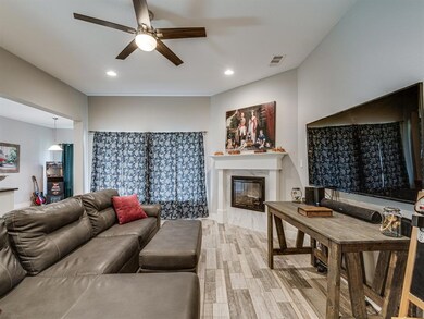 704 Oakmont Dr, Ennis, TX 75119 - photo 7