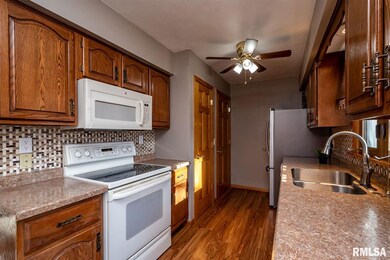 2169 W 34th St, Davenport, IA 52806 - photo 6