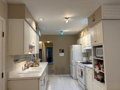 2S137 Beaumont Ln unit 9, Lombard, IL 60148 - photo 5