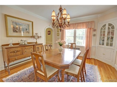 Oh...so charming!! 2 built-in cupboards, arched en