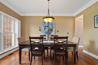 Dining room with crown molding, hardwood flooring 