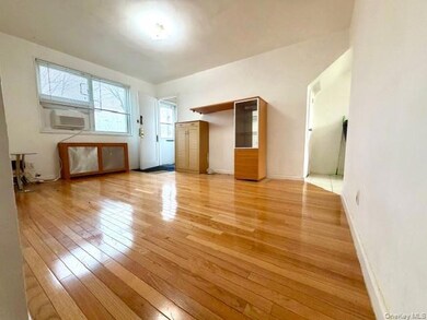 67-20 218th St unit Lower, Oakland Gardens, NY 11364 - photo 2