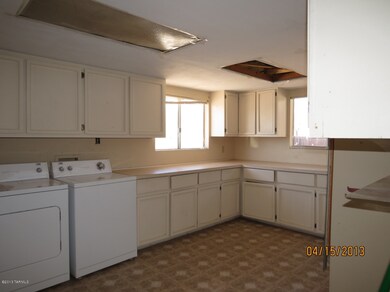 Family room off kitchen w/fireplace