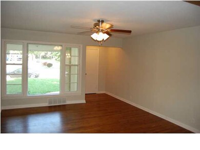 LIVING ROOM WITH WOOD FLOORS AND VERY SPACIUOS.