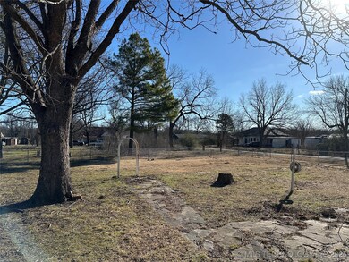 236 S Otis Ave, Dustin, OK 74839 - photo 2