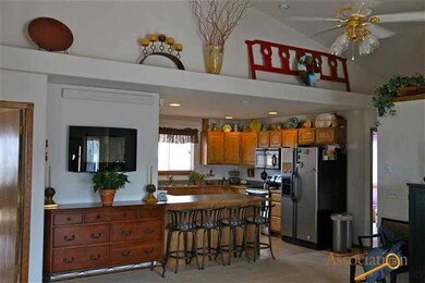 Wonderful grand vaulted ceilings with open ledges 