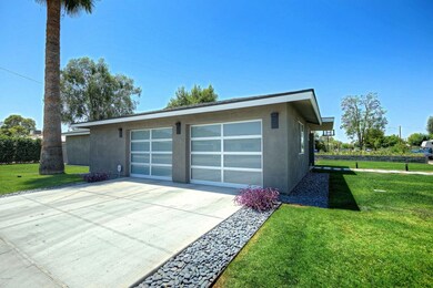 2-Car Garage w Contemporary Doors