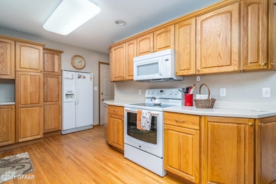 1806 Drees Dr, Grand Forks, ND 58201 - photo 6