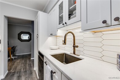 Kitchen with decorative backsplash, dark hardwood