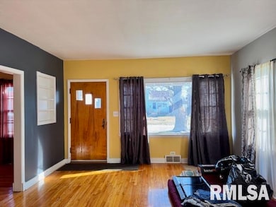 2918 Pershing Blvd, Clinton, IA 52732 - photo 2