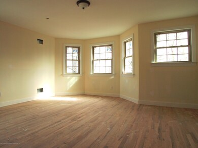 (5) Master Br Suite with Walk in Closet