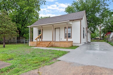 109 N Orphan St, Pryor, OK 74361 - photo 2