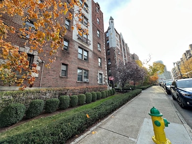 The Wellington unit 3 C, White Plains, NY 10601 - photo 2