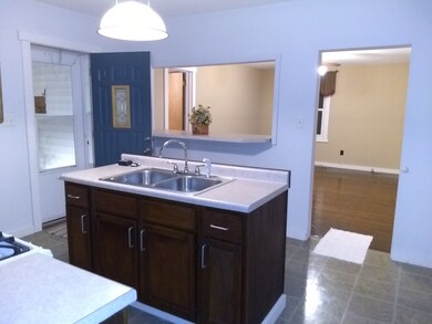 Nice open space with a breakfast bar at the open c