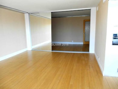 Living Room. +Den