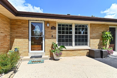 W164N4951 Lilac Ct, Menomonee Falls, WI 53051 - photo 3