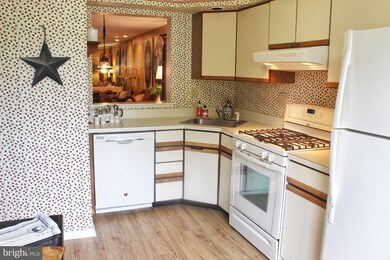 322 Leedom Way unit 57, Newtown, PA 18940 - photo 4