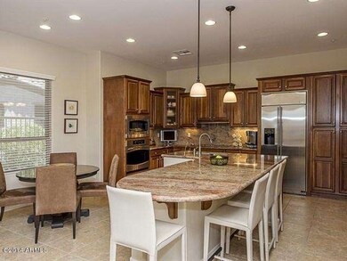 005_Gourmet Kitchen with Eating Area