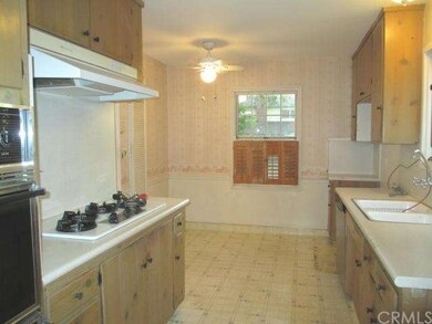 Bright Sunny Kitchen with Eating area