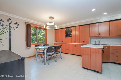 (4) KITCHEN