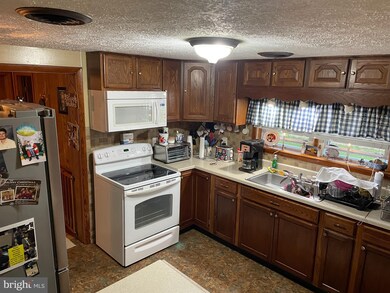 228 Railroad St, Moorefield, WV 26836 - photo 6