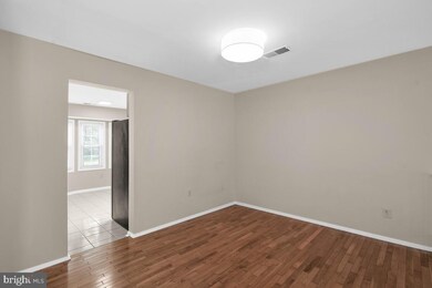 9824 Oakdale Woods Ct, Vienna, VA 22181 - photo 5