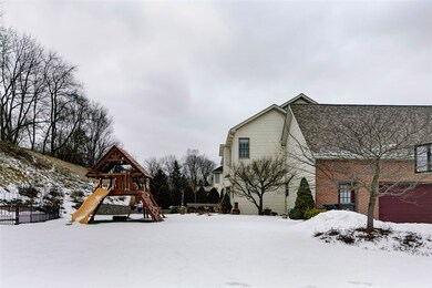 GREAT BACK YARD VISIBLE & ACCESSIBLE DIRECTLY FROM