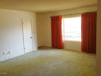 ENTRY/LIVING ROOM