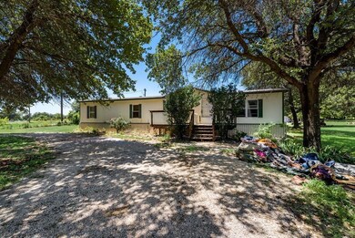 157 Lowrey Cir, Springtown, TX 76082 - photo 4