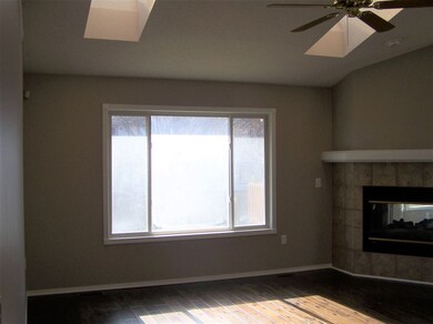 15' x 17', Vaulted Ceiling, Skylights, Hardwood Fl