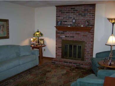 Formal DR w/ HDWD floors