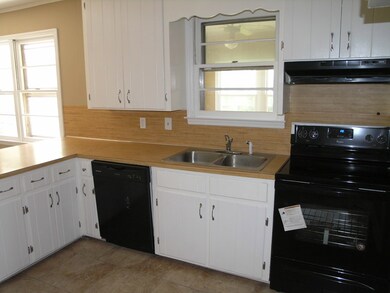 111 Westover Dr, Roanoke Rapids, NC 27870 - photo 4