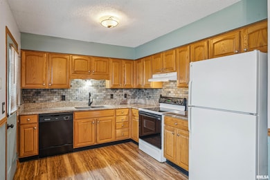 6504 Cedar St, Davenport, IA 52806 - photo 6