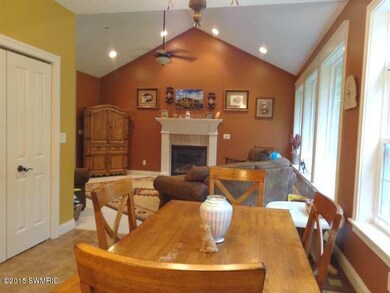 Eating area & living room