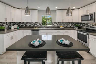 Gorgeous, brand new kitchen with quartz countertops and all the modern amenities