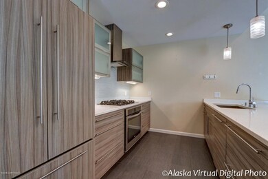 Kitchen W/Quartz Counters