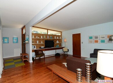 Living Room/Entry
