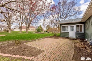 2202 E 47th St, Davenport, IA 52807 - photo 2