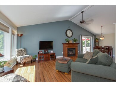 92 Redfield Cir, Derry, NH 03038 - photo 4