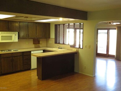 Open kitchen w/ bkfst bar
