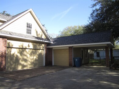 THREE ATTACHED GARAGES AND SINGLE PORTE-COCHURE WITH EXTERIOR ACCESS DOOR