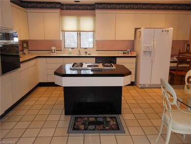 LARGE KITCHEN WITH STOVETOP ISLAND FOR YOUR CONVEN