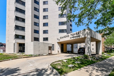 Diamond Tower unit 10C, Milwaukee, WI 53202 - photo 3