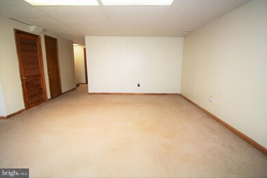 2278 Anvil Ln, Temple Hills, MD 20748 - photo 5