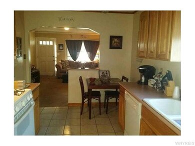 Kitchen Dining. Light and open concept. Nice count