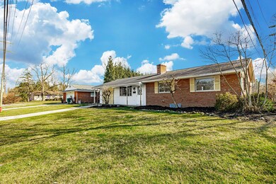 889 Thomas Lane 003