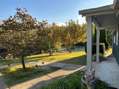 Covered front porch!